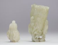 Lot de deux sculptures en jade : vase en forme de fleur de lotus et fruit stylisé, Chine, dynastie Qing