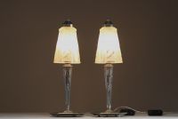 MULLER Frères Lunéville - Paire de lampes Art Déco en verre moulé pressé stylisée et pieds en bronze argenté, signées.