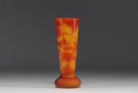 Émile GALLÉ (1846-1904) Vase en verre multicouche dégagé à l'acide à décor de baies.