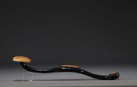 Chine - Sceptre Ruyi en pierre dure verte foncée et jade sculpté à décor de dignitaire, signé au dos.