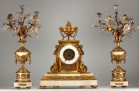 Imposante pendule et candélabres Louis XVI en bronze doré ciselé et marbre blanc.