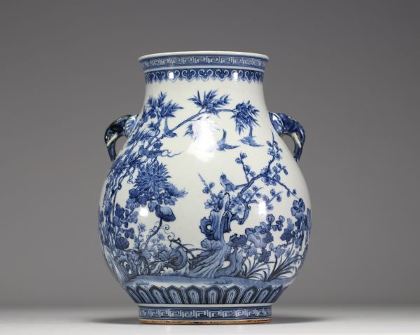 China - White-blue porcelain vase with floral decoration, blue mark under the piece, République period.