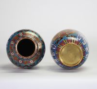 Rare paire de vases en cloisonné à décor de dragons affrontés dans des médaillons et motifs archaïsants, Chine, dynastie Qing, XIXe siècle Paire de vases balustres en laiton finement ornés d’émaux cloisonnés polychromes sur fond bleu turquoise, décorés de médaillons circulaires figurant des dragons affrontés sur fond rouge orné de nuées, encadrés de motifs archaïsants en registres, frises de ruyi,