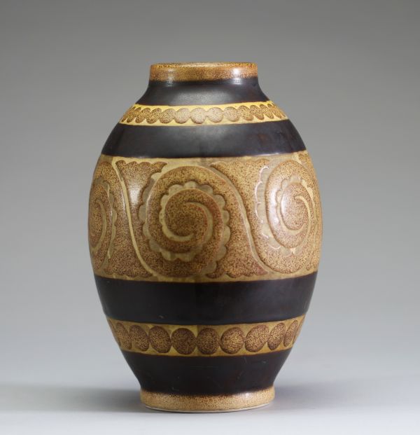 Charles CATTEAU (1880-1966) Grès Keramis - Vase en grès émaillé, décor D1364, forme 899, signature et cachet sous la pièce.
