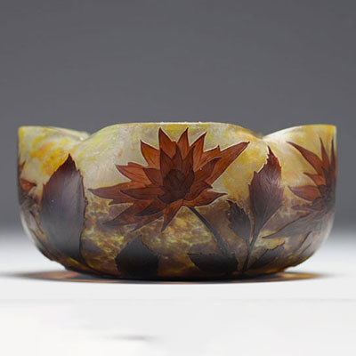 DAUM Nancy - Four-lobed bowl in acid-etched multi-layered glass decorated with dahlias, circa 1910.