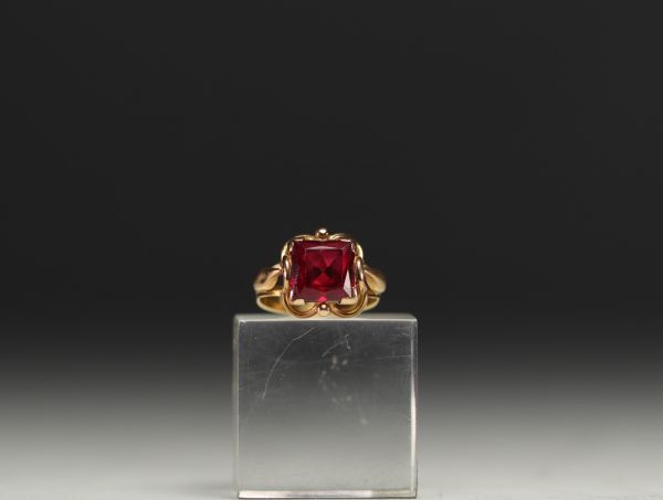 Bague en or 18k et Rubellite ou Rubis (à vérifier) de forme coussin.