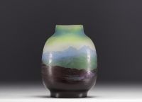 Émile GALLÉ (1846-1904) - Vase en verre multicouche à décor de paysage de montagnes et de pins.