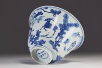Chine - Vase en porcelaine blanc bleu à décor de daims, XXème, marque sous la pièce.