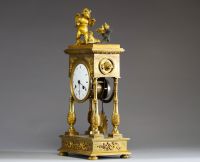 Pendule à colonnes d'époque Empire en bronze doré, cadran signé Hahn, horloger à Paris.