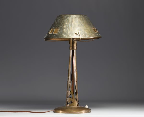 Lampe de table Art Nouveau, Jugendstil, en laiton et cuivre, abat jour en laiton martelé et verre, vers 1900.