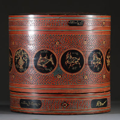 Birmanie - Grande boîte à bétel en bois de bambou tressé et laqué à décor des signes du zodiac et motifs floraux, XIX-XXème.