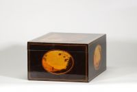 Magnifique coffret de voyage en bois de Spa, publié  dans le catalogue de l'exposition au Musée de la vie Wallonne (1967-1968).