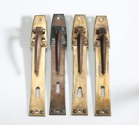 Georges Hobé (1854-1936), suite de quatre poignée à poucier art nouveau en bronze. Une porte la signature « HOBE », c. 1900.