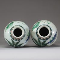 Paire de vases en porcelaine de la famille verte, décor de personnages dans un jardin, époque Kangxi