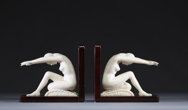 Serre-livres Art Déco représentant deux nus féminins en marbre et onyx, vers 1930.