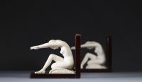 Serre-livres Art Déco représentant deux nus féminins en marbre et onyx, vers 1930.