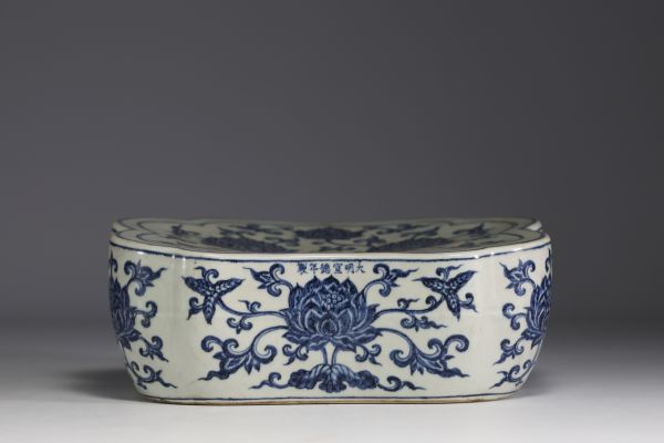 China - Headrest in white-blue porcelain with floral decoration.