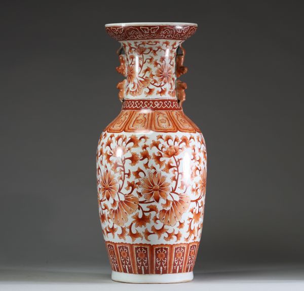 Chine - Vase en porcelaine rouge fer à décor floral, anses aux Chilong.