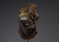 Afrique RDC - Masque Pendé en bois sculpté et fibres végétales, Congo RDC.