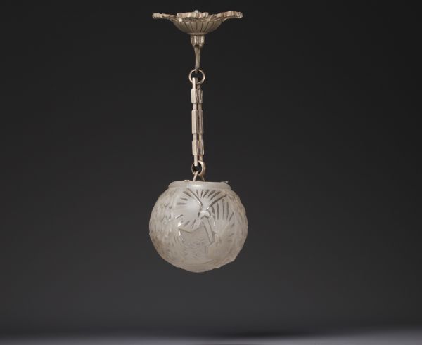 MULLER Frères Lunéville - Suspension Art Déco, globe en verre à décor de paons.