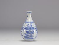 Petit vase en blanc et bleu à décor de fleurs de l'époque Kangxi (1661-1722)