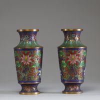Chine - Paire de vases en émail cloisonné à décor floral.