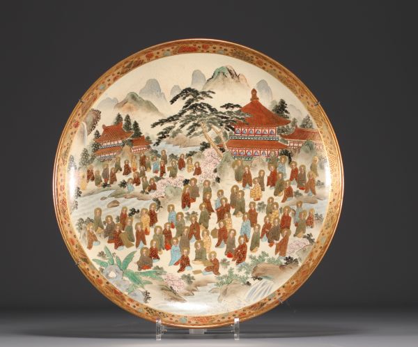 Japon - Grand plat à décor de moines, époque Meiji.