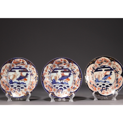 Japon - Ensemble de trois assiettes Imari à décor de carpes.