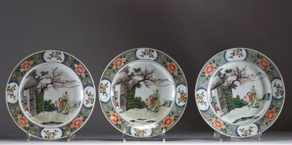 China - Set of three plates in green family polychrome porcelain with figures, 18th century.