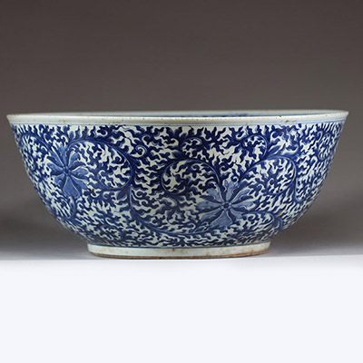 Chine - Imposant bassin en porcelaine blanc bleu à décor floral intérieur et extérieur, période Qing.