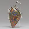 Pendentif opale noire d’Australie et diamants sur monture en or blanc et gris, un certificat d'expertise gémologique est fourni avec le bijou.