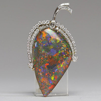 Pendentif opale noire d’Australie et diamants sur monture en or blanc et gris, un certificat d'expertise gémologique est fourni avec le bijou.