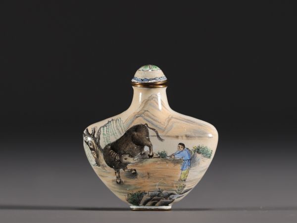 Chine - Tabatière en émail cloisonné à décor de buffles et de personnages.