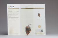 Pendentif opale noire d’Australie et diamants sur monture en or blanc et gris, un certificat d'expertise gémologique est fourni avec le bijou.