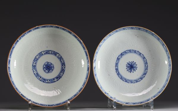 China - Pair of blue-white porcelain plates, 18th century.