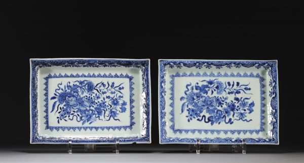 Chine - Paire de plateaux blanc bleu à décor floral, Qianlong