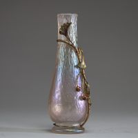 Vase Art nouveau en verre irisé et monture en laiton bronzé, dans le gout de Loetz.