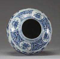 Chine – Petit pot en porcelaine bleu blanc à décor de lotus