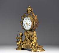 Pendule en bronze doré et ciselé, allégorie des arts aux Putti, cadran signé Cherier à Paris, d'époque Louis XVI.