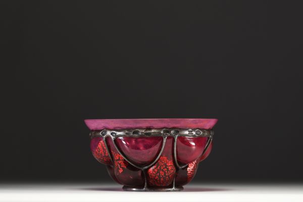 DAUM Nancy and Louis MAJORELLE (1859-1926) - Pink red blown glass bowl with inclusion and Majorelle wrought iron frame, signed.