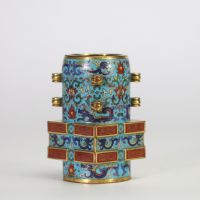Récipient en bronze cloisonné à décor de dragons et rinceaux floraux, de forme archaïsante ‘Zun’, Chine, marque Qianlong en réserve Élégant récipient de forme cylindrique inspirée des bronzes archaïqu