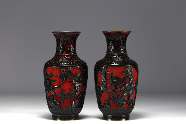 Chine - Paire de vases cloisonnés à décor de personnages.