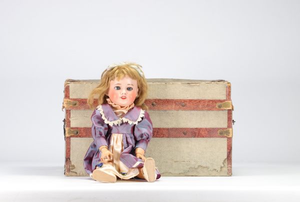 Poupée SFBJ n°3, tête en porcelaine, corps en papier maché avec malle et vêtements.