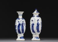 Chine - Paire de petits vases en porcelaine blanc bleu à décor de femmes, époque Kangxi.
