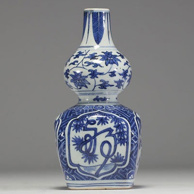China - White-blue porcelain vase with floral decoration, Wanli mark under the piece.