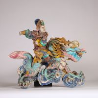 Paire de cavaliers en céramique polychrome, Chine, dynastie Qing, XVIIIe-XIXe siècle Exceptionnelle paire de sculptures représentant des cavaliers en armure chevauchant des dragons à l’allure fougueus