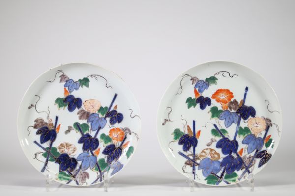 Paire d’assiettes en porcelaine du Japon, à décor floral, fin XVIIIᵉ siècle Assiettes circulaires en porcelaine émaillée polychrome à décor de volubilis (ipomées) aux teintes vives bleu cobalt, orange, vert et rose, réparties sur des tiges stylisées. Le traitement du décor évoque les productions de l’époque Edo,