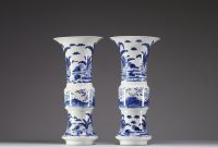 Chine - Paire de vases Gu en porcelaine blanc bleu à décor floral de coqs et poules , marque et époque Kangxi. Bon état
