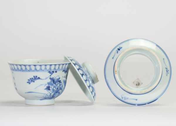 Chine, bol couvert en porcelaine bleu et blanc à décor floral et inscriptions, probablement XVIIIe siècle