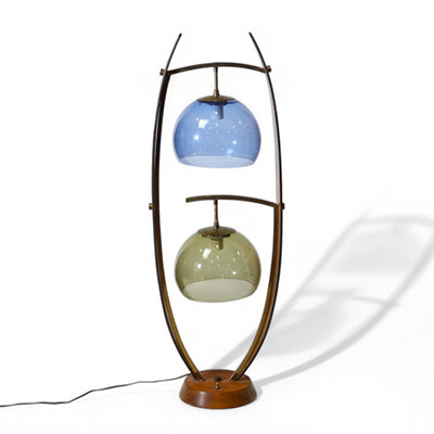 Lampe de table vintage design scandinave en bois, laiton et globes en verre bicolore, vers 1950-60.